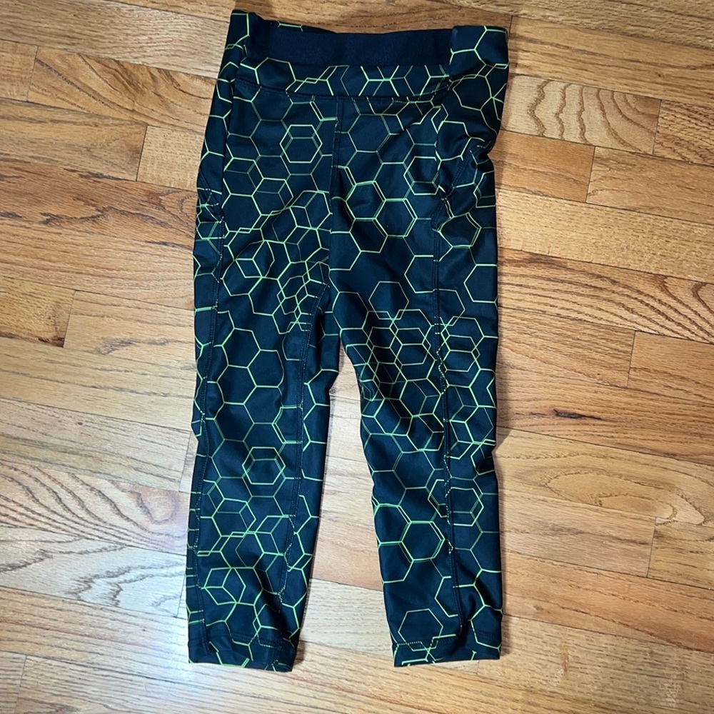 ❄️Girls, high-rise sports, illustrated 7/8 leggings. Size Small 7/8. New‎